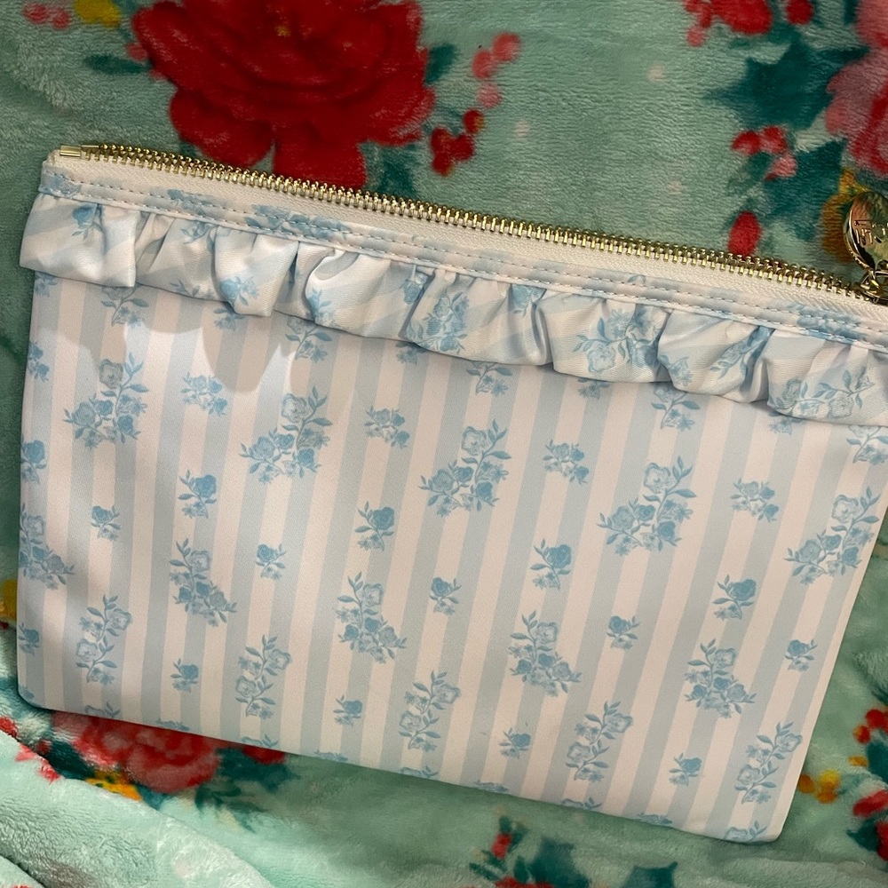 Stoney clover pouch